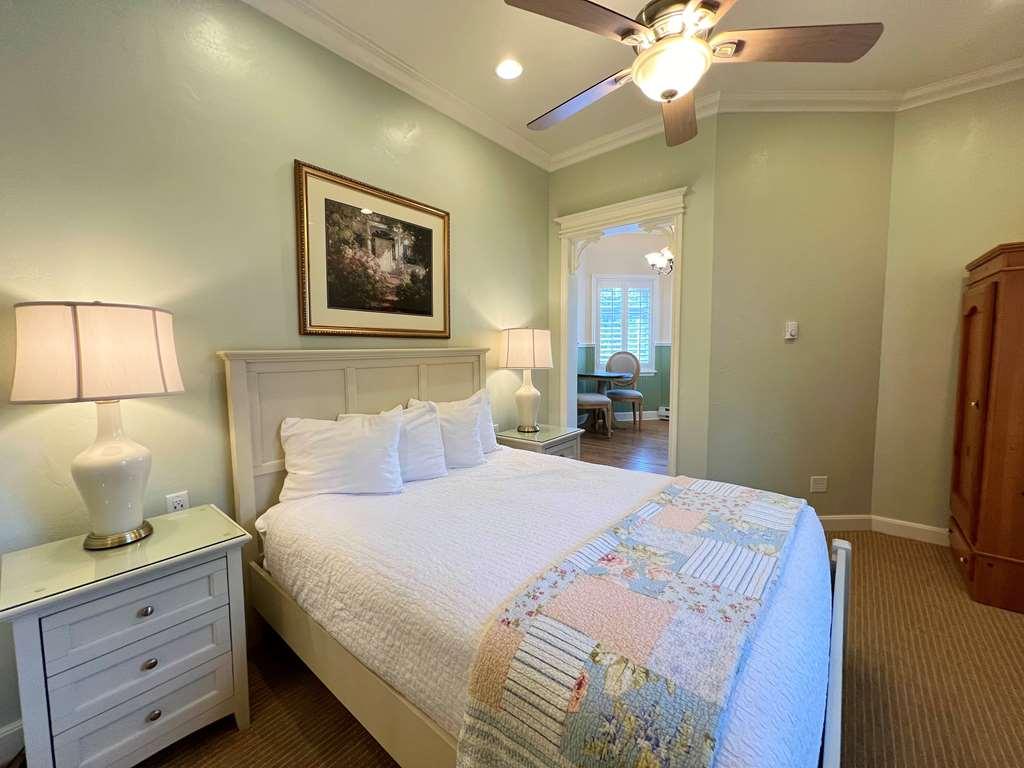 Best Western Grandma'S Feather Bed Mendenhaven Bilik gambar